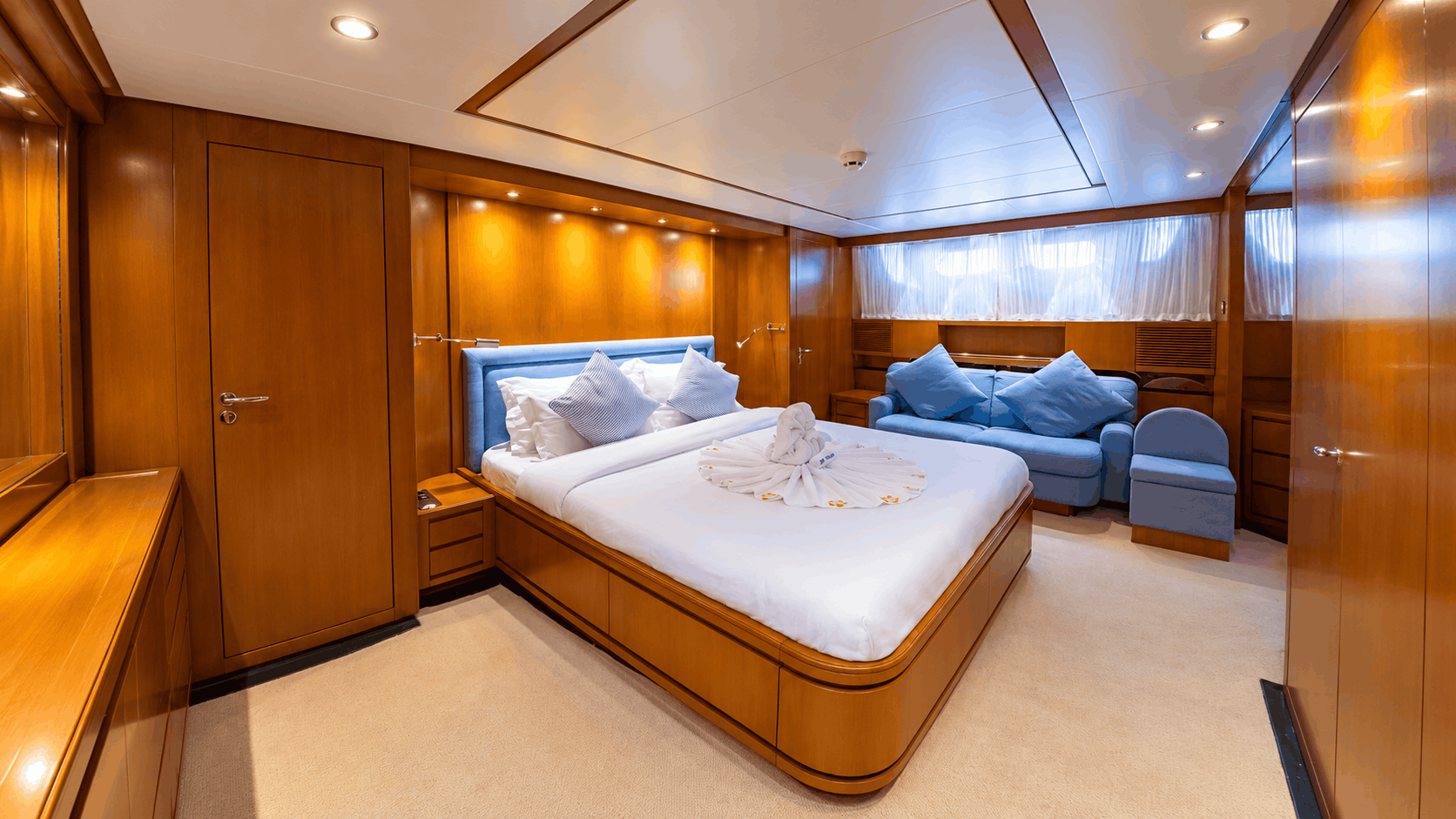 Private 82ft Superyacht Charter Dubai – Bluewaters Island Cruise, 50 Guests