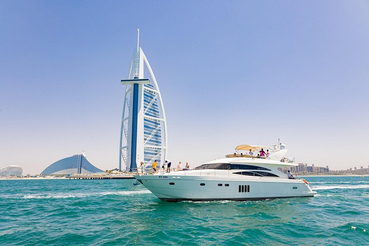 Dubai Night Lights Shared Yacht Cruise – 2h Skyline BBQ