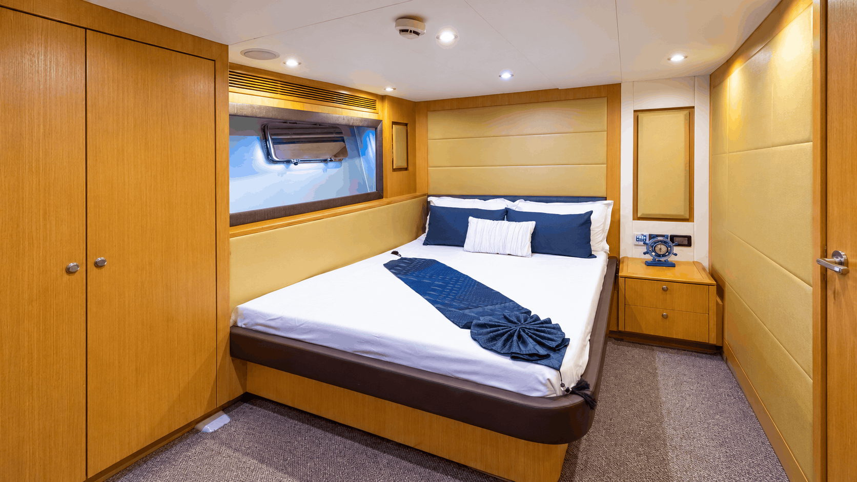Private 110ft Superyacht Charter Dubai – Sheikh’s Island Cruise, 75 Guests