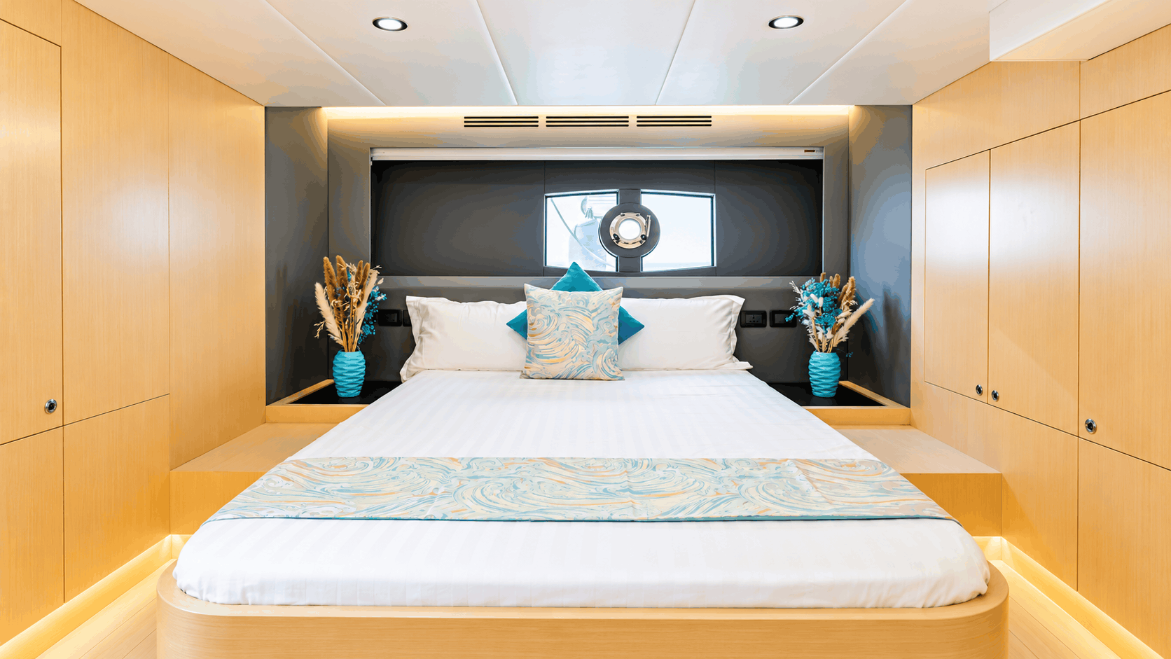 Private 52ft Yacht Charter Dubai – Dubai Marina Cruise, 15 Guests