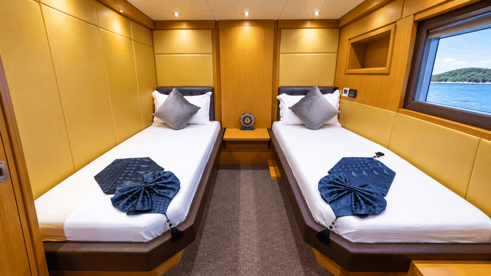 Private 110ft Superyacht Charter Dubai – Sheikh’s Island Cruise, 75 Guests