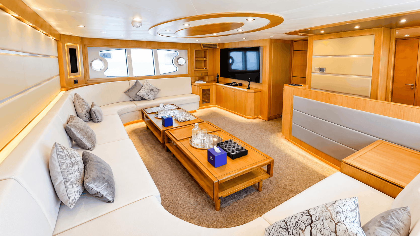 Private 76ft Superyacht Charter Dubai – Jumeirah Beach Cruise, 45 Guests