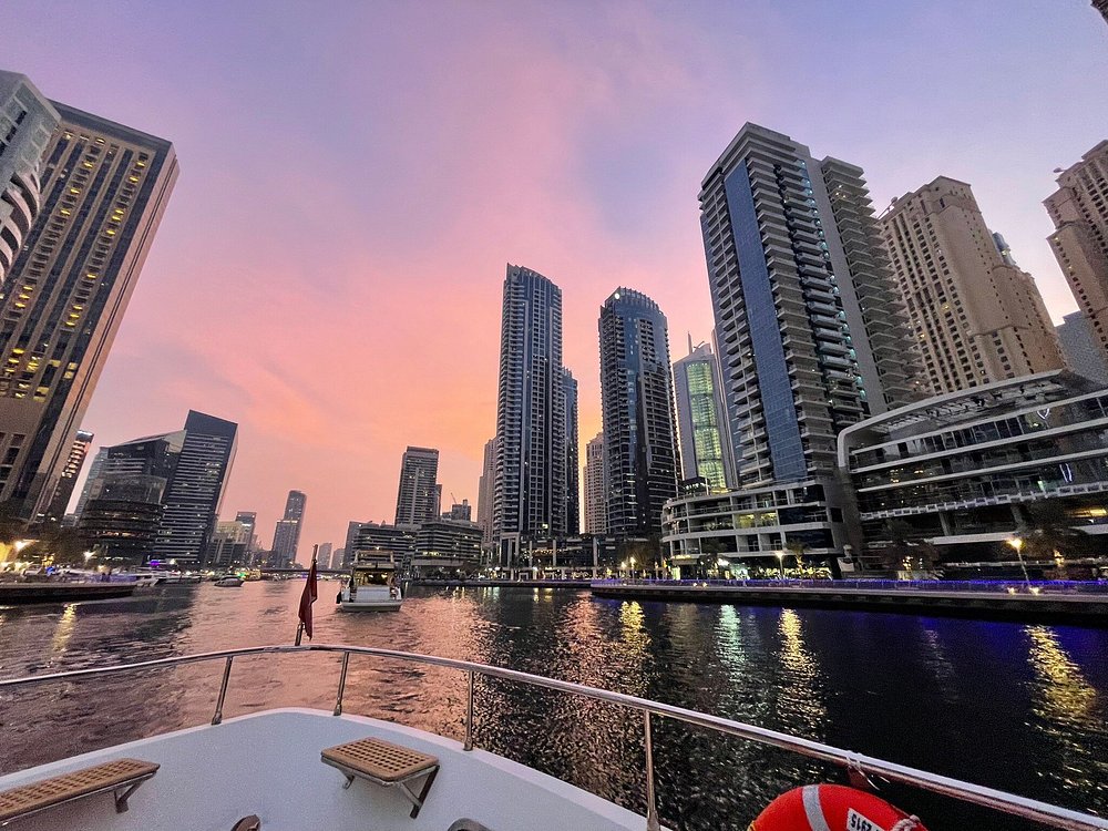 Dubai Night Lights Shared Yacht Cruise – 2h Skyline BBQ