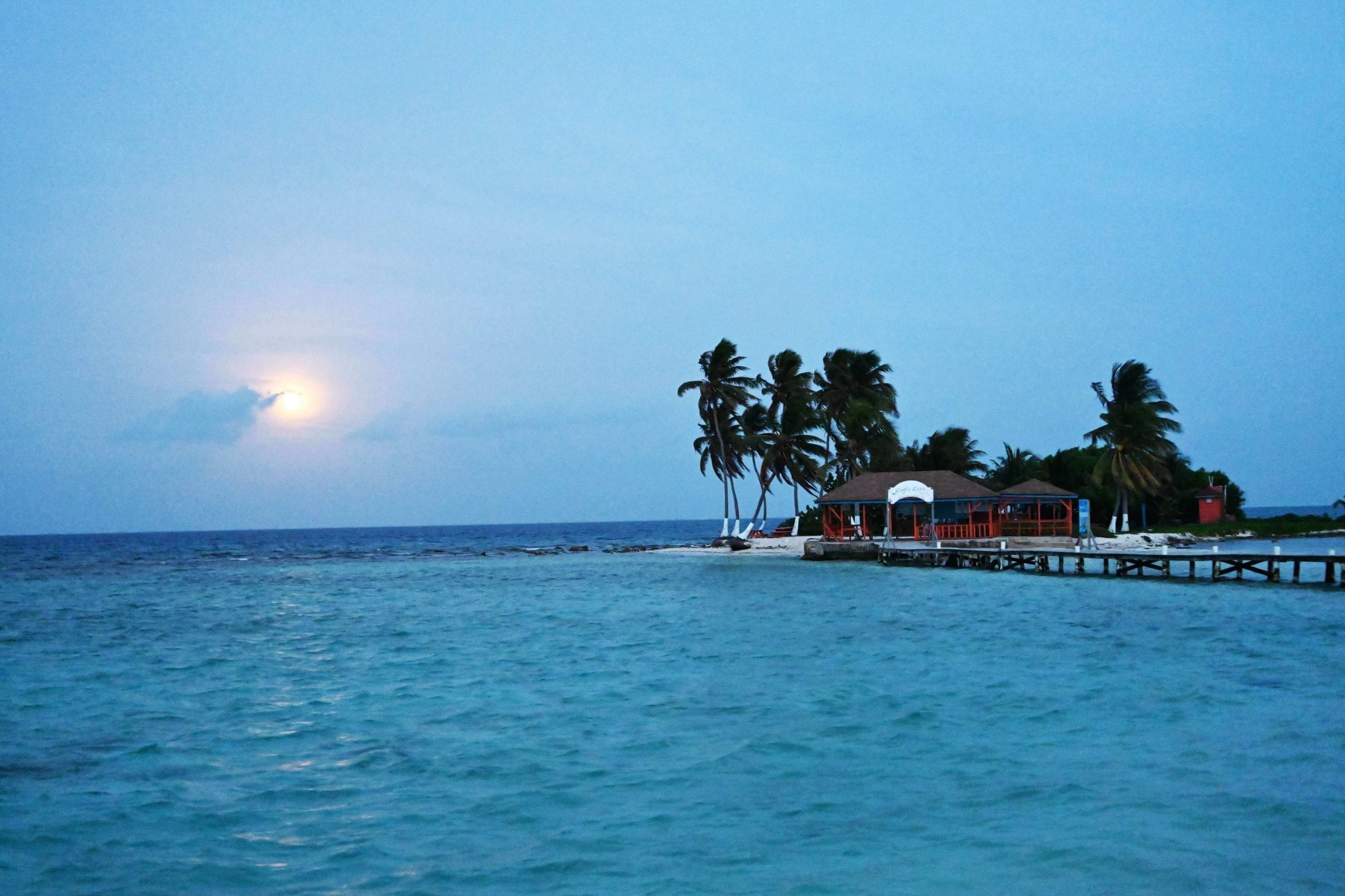 Belize Shore Excursion: Private Catamaran & Snorkel
